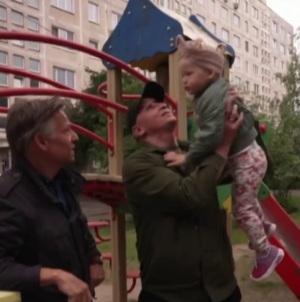 Blinded Ukraine soldier returns home
