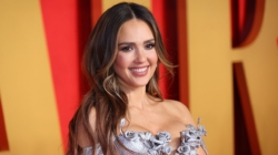 Jessica Alba shows off bikini body in Mexico months after divorce