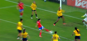 Nayadet López scores a goal in 45' to give Chile a 2-1 lead over Ecuador