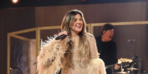 ‘Miss Independent’ singer Kelly Clarkson says dating in spotlight is difficult