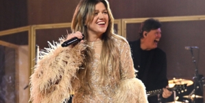 Kelly Clarkson brings daughter River Rose onstage during Vegas show