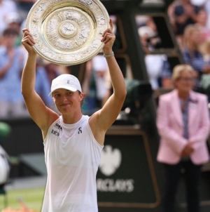 Iga Swiatek shuts out American Amanda Anisimova in her first Wimbledon women’s final