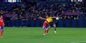 Nayely Bolaños scores a goal in 24' to give Ecuador a 1-0 lead over Chile