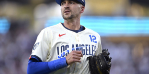 Former Dodgers, Diamondbacks Gold Glove Shortstop Suddenly Retires After 15 Years