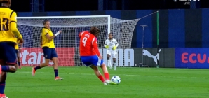 Sonya Keefe scores a goal in 35' to bring Chile level with Ecuador at 1-1