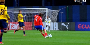Sonya Keefe scores a goal in 35' to bring Chile level with Ecuador at 1-1
