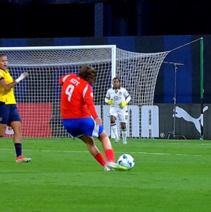 Sonya Keefe scores a goal in 35' to bring Chile level with Ecuador at 1-1