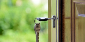 Housing Prices Surge in the Countryside as Budapest Market Stalls