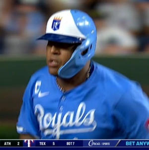 Salvador Perez crushes a two-run homer to extend Royals' lead over Cubs