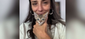 Tears As Tiny Kitten Stays by Woman’s Side During Her Last Few Moments