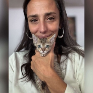 Tears As Tiny Kitten Stays by Woman’s Side During Her Last Few Moments