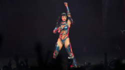 Katy Perry leads prayer after fan faints during Detroit show