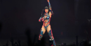 Katy Perry leads prayer after fan faints during Detroit show