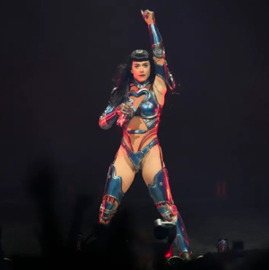 Katy Perry leads prayer after fan faints during Detroit show