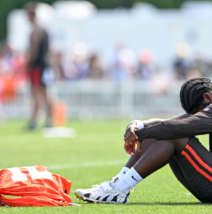 Legendary Browns QB Sends Ominous Shedeur Sanders Warning to Team