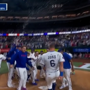 Josh Jung crushes walk-off three-run homer in Rangers' 8-5 win over Yankees