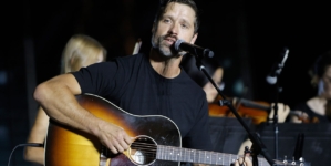 Walker Hayes opens up about sobriety struggle after daughter Oakleigh’s death