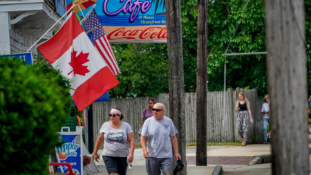Tourist spots try to win back Canadian tourists