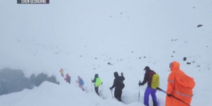 Hundreds trapped by blizzard conditions on Mount Everest