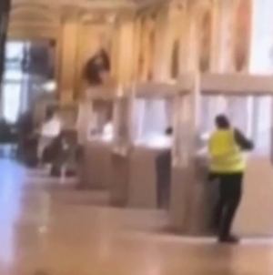 First arrests made after Louvre jewel heist
