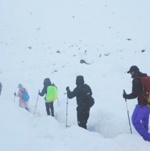 Over 200 hikers still stranded as blizzard hits Mount Everest