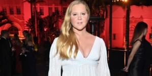 Amy Schumer shows off flat abs in unfiltered bathroom mirror selfie