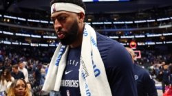 Mavericks’ Anthony Davis Exits Game With Concerning Injury