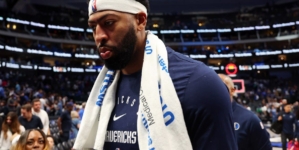 Mavericks’ Anthony Davis Exits Game With Concerning Injury