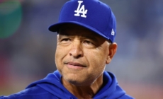 Dodgers’ Dave Roberts Takes Hilarious Fall While Racing Infielder