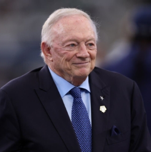 Cowboys Owner Jerry Jones Makes Obscene Gesture To Jets’ Fans During Win