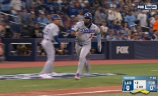 Kiké Hernández rips an RBI single to give Dodgers a 1-0 lead over Blue Jays