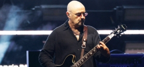 Oasis guitarist Paul Arthurs steps away from reunion tour for cancer care