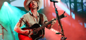 Riley Green fan unexpectedly storms stage during live concert performance