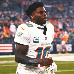 Dolphins’ Tyreek Hill Undecided on Retiring After Season-Ending Knee Injury