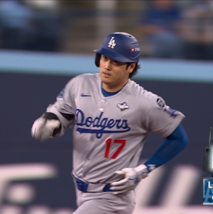 Dodgers' Shohei Ohtani smashes two-run home run vs. Blue Jays in World Series