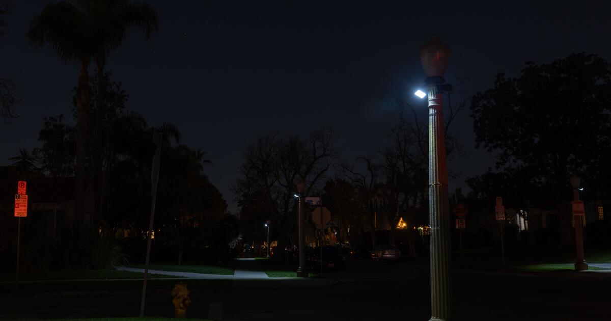 L.A. streetlights take a year to fix. City Council touts solar power