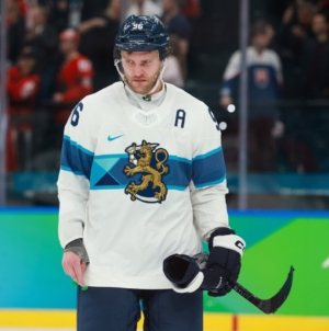 ‘Rigged’ Offside Call Sends Canada Past Finland to Olympic Gold Medal Game