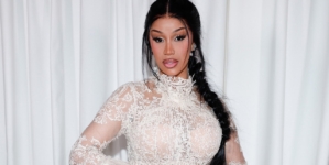 Cardi B falls off chair at Las Vegas concert, blames ‘the government’