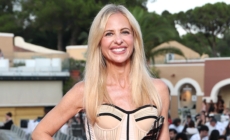 Sarah Michelle Gellar turns Manhattan sidewalk into runway