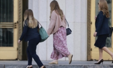 Women gasp, men yawn and laugh at L.A. social media trial