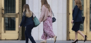 Women gasp, men yawn and laugh at L.A. social media trial