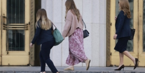 Women gasp, men yawn and laugh at L.A. social media trial