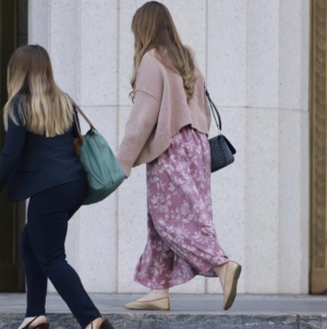 Women gasp, men yawn and laugh at L.A. social media trial