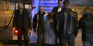 Foreign Minister Brings Ethnic Hungarian Prisoners of War Home from Moscow