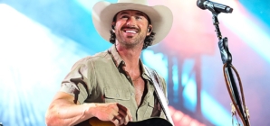 Country star Riley Green says he won’t leave Alabama farm for Nashville