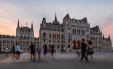 Balance of trade in services improves