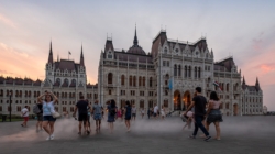 Balance of trade in services improves