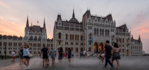 Balance of trade in services improves