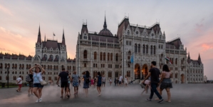 Balance of trade in services improves