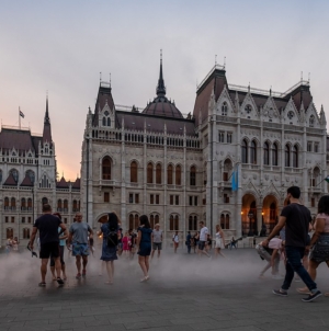 Balance of trade in services improves